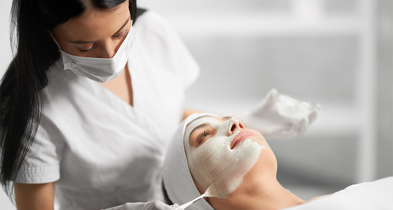 curso de cosmetología en español para latinos en Estados Unidos